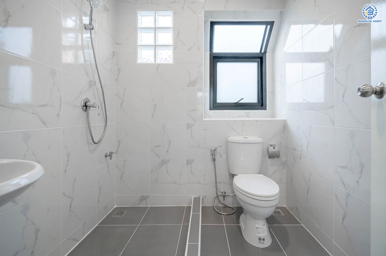 บ้านมือสองตกแต่งใหม่ โครงการ ชลลดา วัดลาดปลาดุก คุณภาพระดับ L&H บนเนื้อที่ 52.50 ตร.ว. ฟังก์ชัน 3 ห้องนอน 2 ห้องน้ำ 1 ที่จอดรถ บนทำเลศักยภาพ เชื่อมต่อหลายเส้นทาง ใกล้รถไฟฟ้าสายสีม่วง "สถานีคลองบางไผ่" และเซ็นทรัลเวสท์เกต